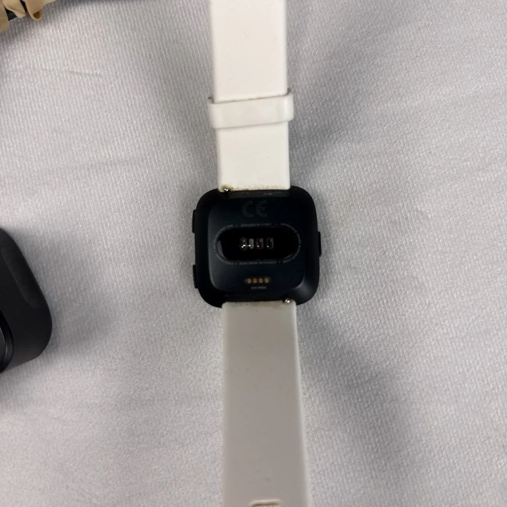 Fitbit Smartwatch Versa FB504 Black White Silicone Band with Charger